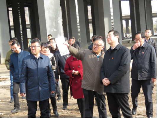 省委常委、西寧市委書記王曉在青海省物產(chǎn)集團(tuán)總公司黨委書記、總經(jīng)理王玉輝陪同下，深入青海物產(chǎn)朝陽物流園區(qū)。